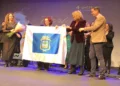 Entrega de la bandera de Huelva a Perlita. Ángel Raimúndez, Julia Romón, Perlita de Huelva, Pilar Miranda e Ignacio Molina.