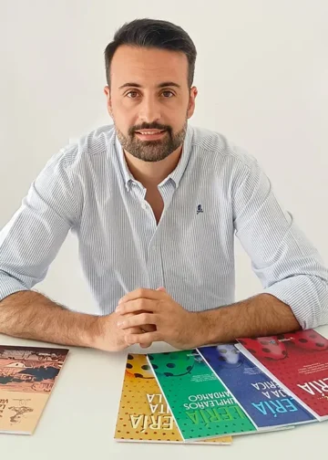 El profesor Juan Francisco Cara, con los cuentos 'Érase una vez... Bulería'.
